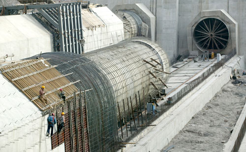 青海公伯峽水電站引水壓力鋼管施工現(xiàn)場
